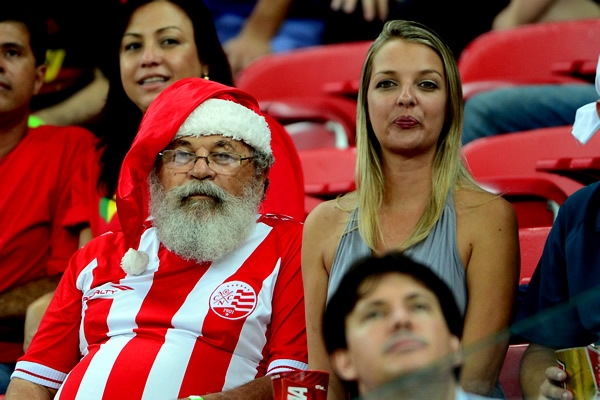 Ella porque Santa no se aleje de este invierno sudamericano.