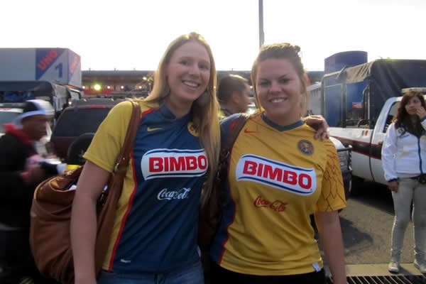 Emily y Roxane, afionadas de Canadá fieles al América.