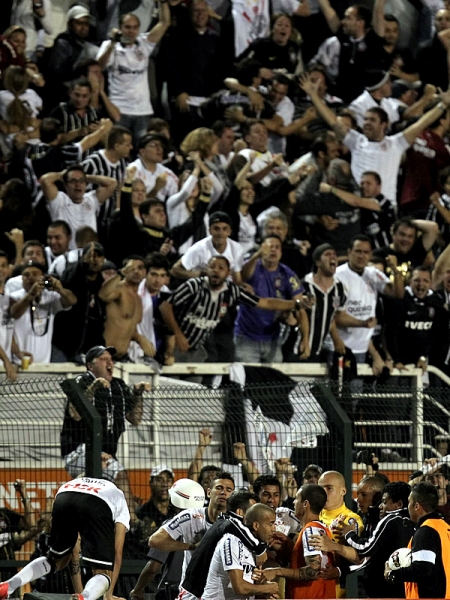 En conjunto, afición y jugadores celebraron la victoria.