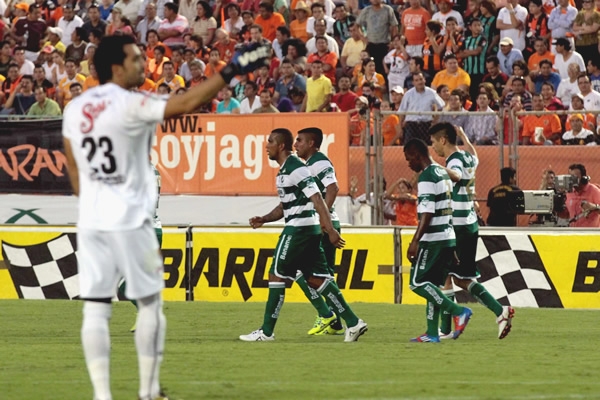 En conjunto, los norteños celebran el gol de Peralta.