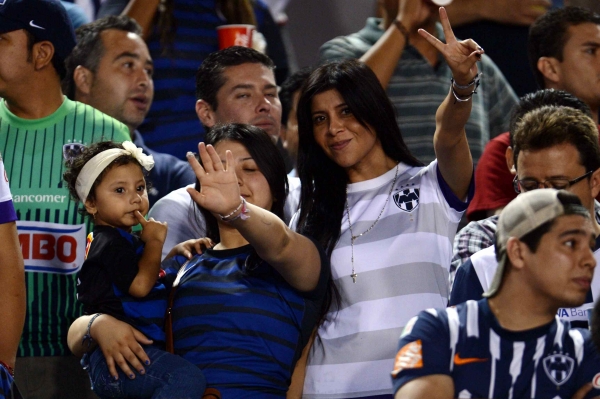 En familia, apoyando a Rayados.