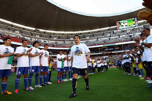En la cancha, ambos equipos le hicieron el Pasillo a Chava.