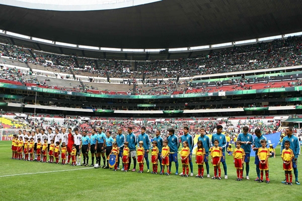 En la ceremonia de los himnos