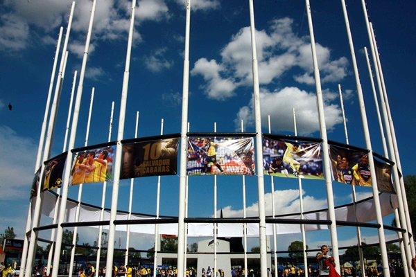 En la explanada del Estadio Azteca se colocaron imágene de Salvador Cabañas.