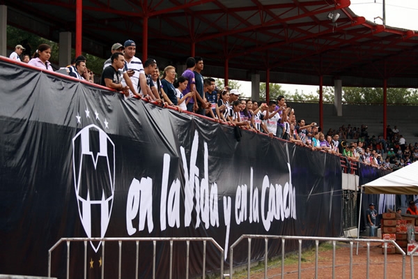 En la vida y en la Cancha era el lema de Rayados que se mostraba.