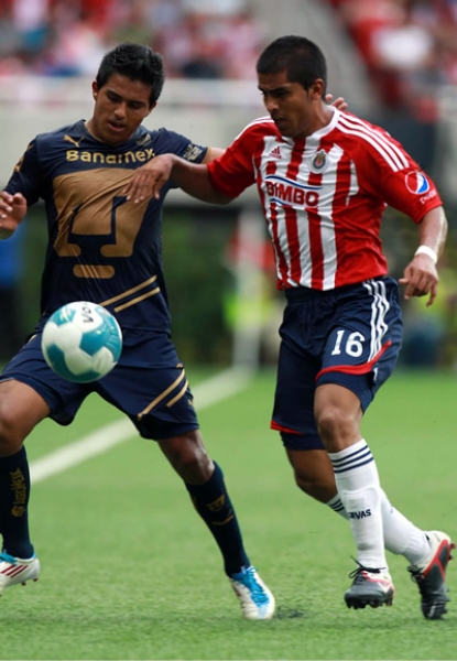En los primeros minutos, las Chivas se fueron con todo al ataque.