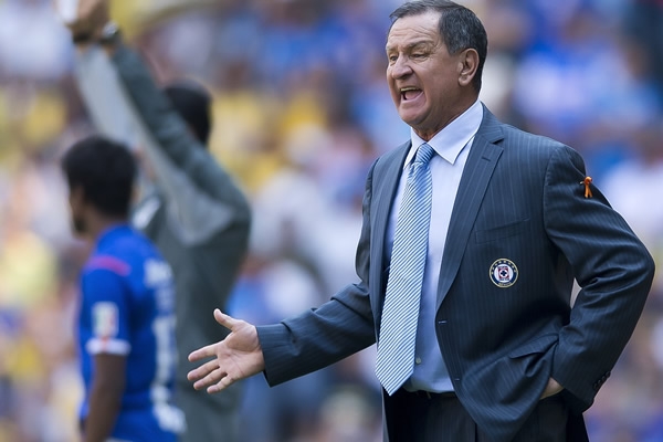 Enrique Meza vivió intensamente el juego frente al América.