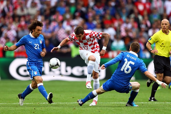 Entre dos italianos desarmaron al croata Mario Mandzukic.