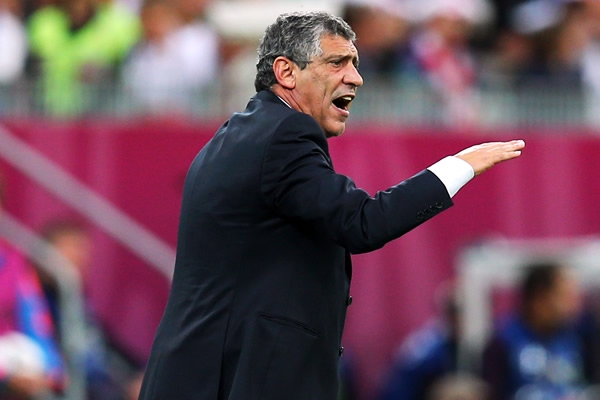 El entrenador de Grecia, Fernando Santos, trataba de ordenar a su escuadra.