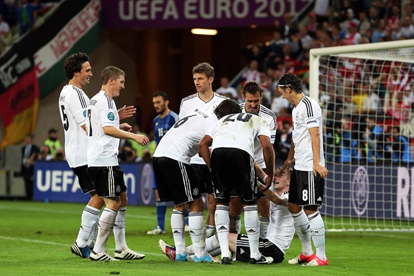 Todo el equipo germano arropan y felicitan a Marco Reus.