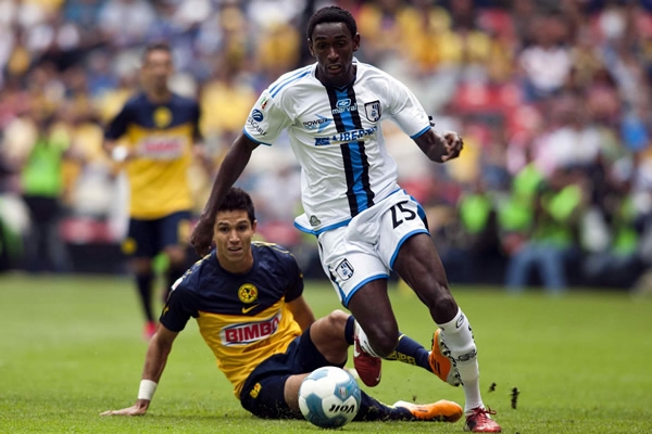 El equipo de Querétaro empezó dominando el partido en el Azteca.