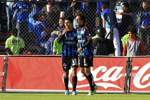 Escoto y De la Torre celebran el autogol de Novaretti.