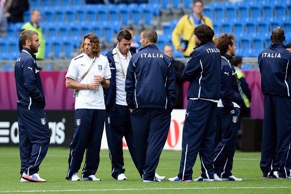 la escuadra azzurri salió a reconocer la cancha del estadio Municipal.