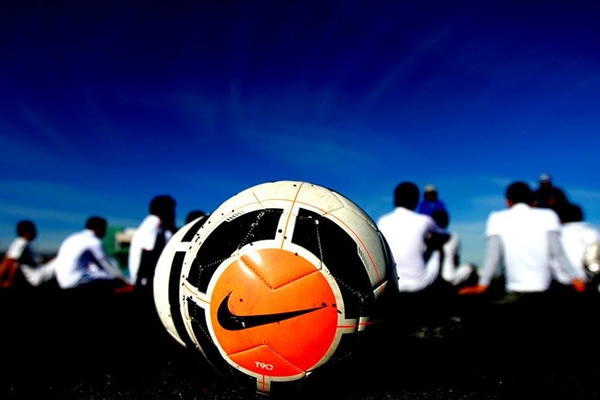 Escuchando atentamente las indicaciones de los visores.