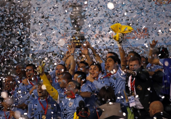 El momento más esperado. Uruguay levanta la Copa América Argentina 2011.