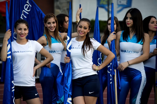 Esperen, los saludos del partido.