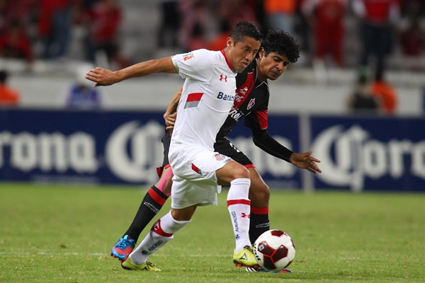 Esquivel batalla cuerpo a cuerpo con su rival.