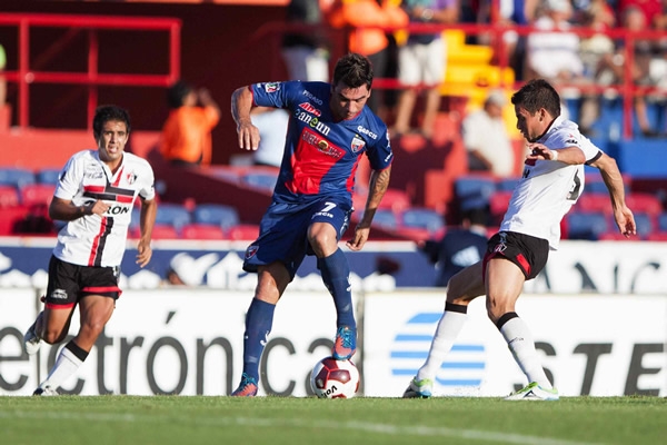Esteban Paredes fintando a la defensa de los Zorros.