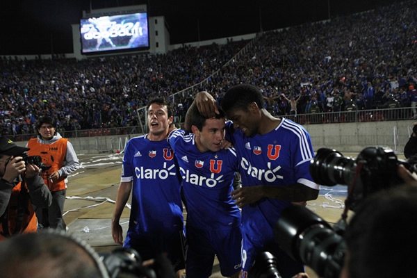 Eugenio Mena festeja su gol con varios de sus compañeros.