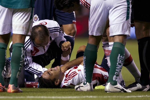 Fabián se retiró adolorido; Esparza entró en su lugar.