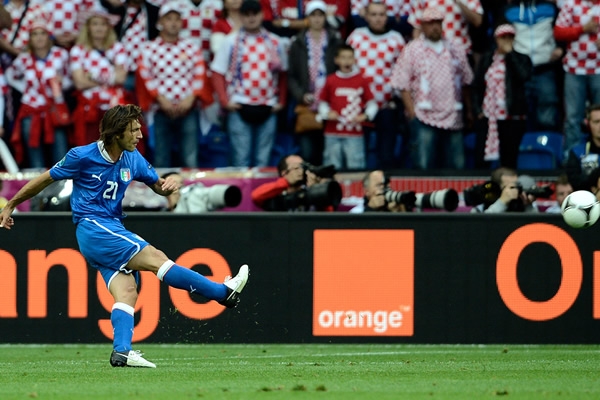 Falta a favor de Italia y Andrea Pirla cobra magistralmente.