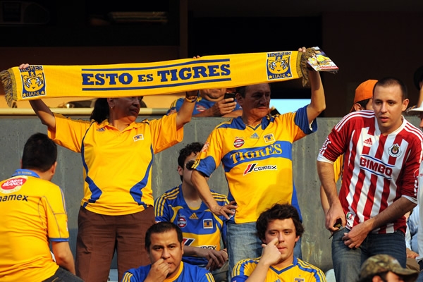 Familias acompañan a su equipo este sábado.