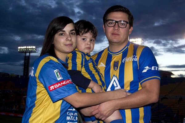 Familias completas arribaron al juego de esta noche.