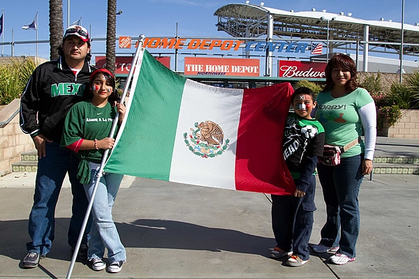 Familias completas asistieron al estadio en apoyo a México.