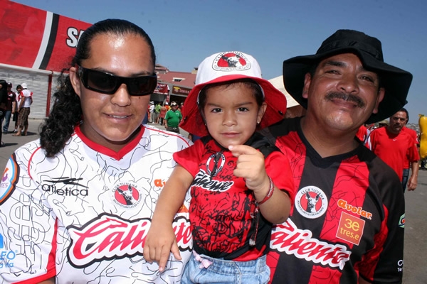 Familias completas se dieron cita en el Estadio Caliente.