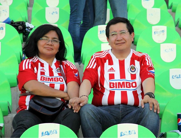 Fanáticos de Chivas en las gradas del Estadio Corona.