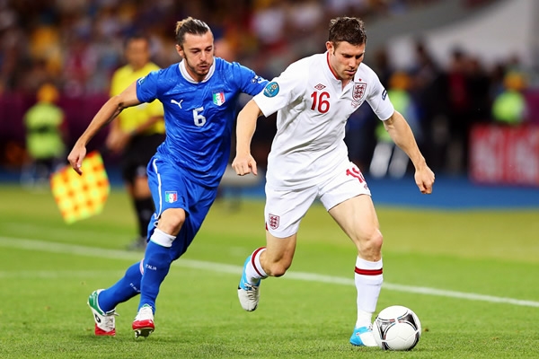 Federico Balzaretti y James Milner en la disputa del esférico.