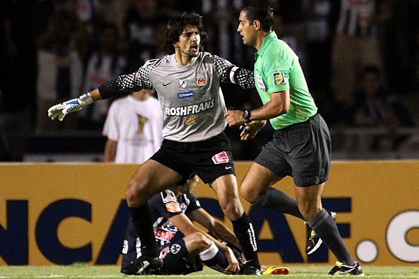 Federico Vilar protesta tras un penal marcado en su contra.