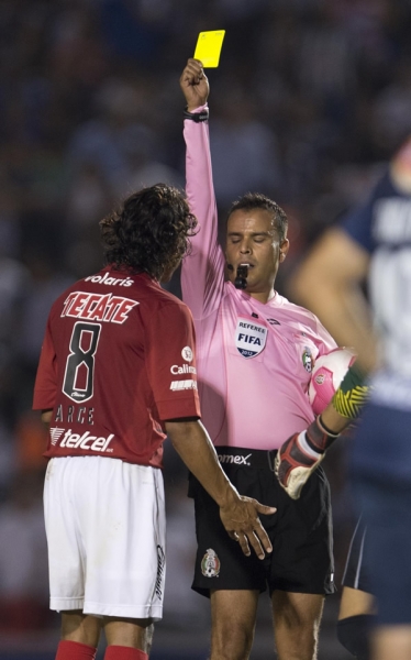 Fernando Arce vio la tarjeta amarilla al minuto 45.