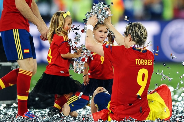 Fernando Torres diviertiéndose como niño.