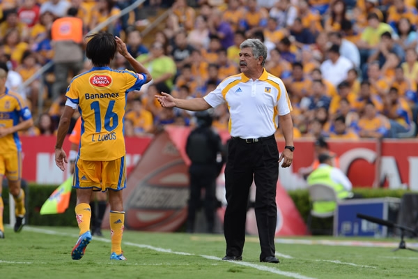 Ferretti ordenando a sus elementos tras el gol en contra.