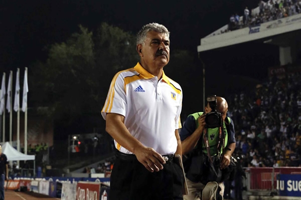 Ferretti se mantenía serio en la banca al medio tiempo.