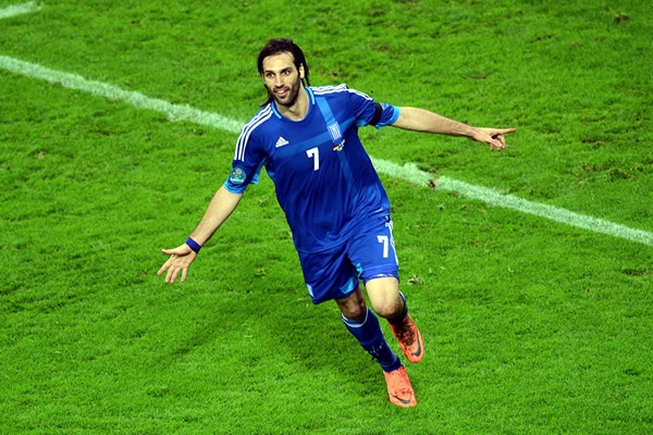 Festejo a lo grande de Samaras que igualaba los cartones.