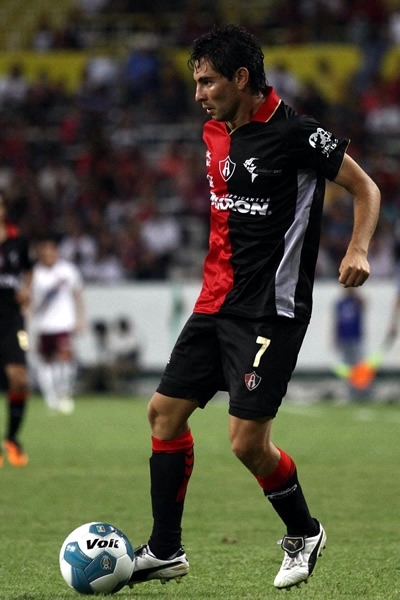Flavio Santos desapareció de la media cancha.