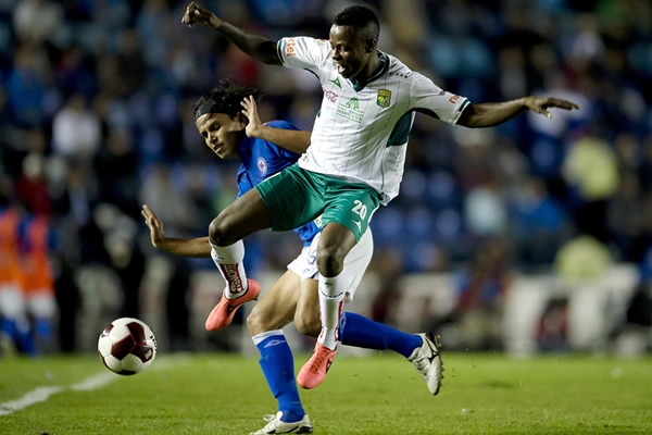 Flores tuvo una buena noche marcando a los atacantes visitantes.