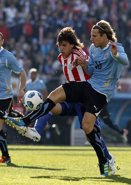 Forlán luchó fuerte con Zeballos.