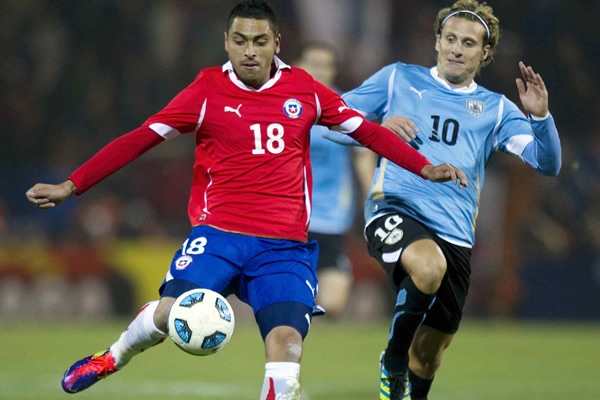 Forlán peleó durante todo el partido.