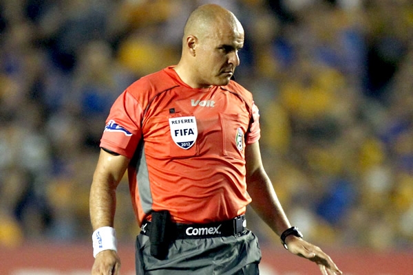 Francisco Chacón, el árbitro central del encuentro.