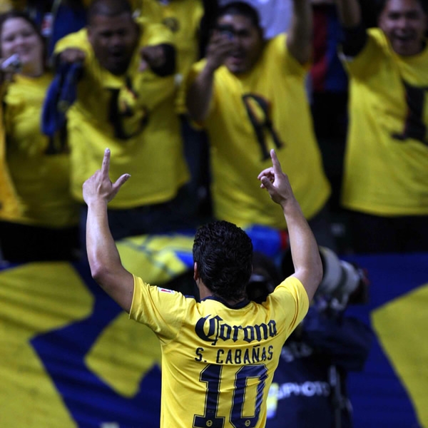 En 2009, frente a Santos marcó su gol número 100 en el fútbol mexicano.