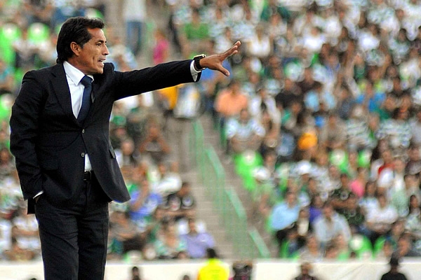 Galindo acomodando sus piezas.