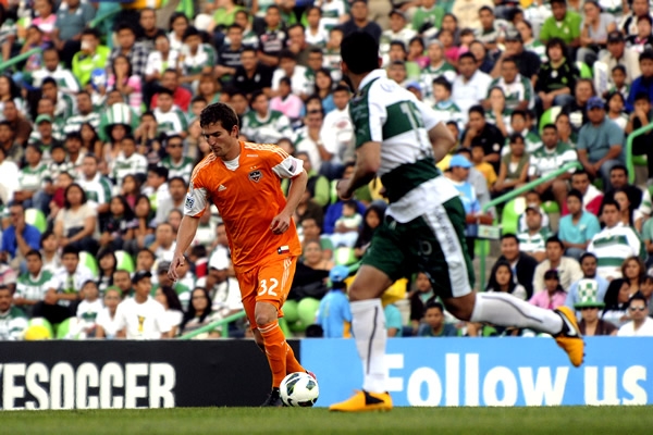 García reconoce el área rival en la primera parte.