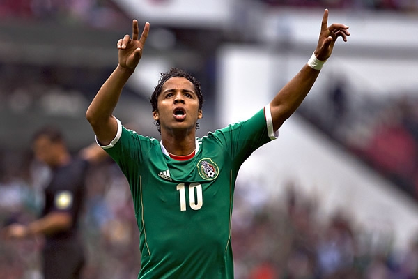 Gio celebró su gol con la afición.