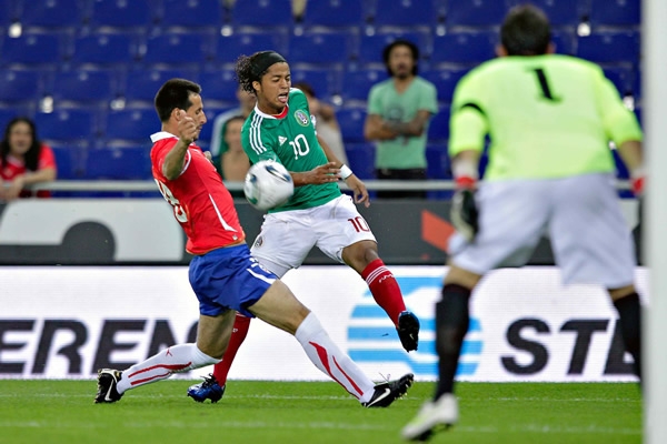 Gio dos Santos fue un peligro los primero minutos del encuentro.