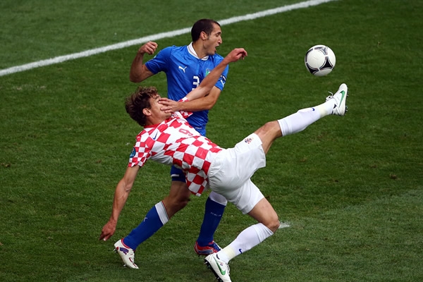Giorgio Chiellini evita, como sea, que Nikica Jelavic siguiera adelante.