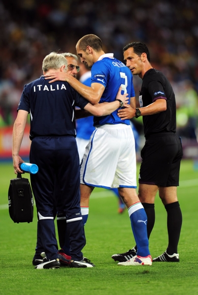 Giorgio Chiellini resiente la dureza con la que se jugó.