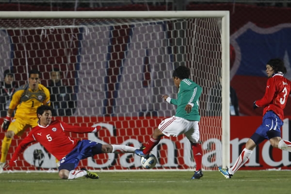 Giovani ocasionó constante peligro en el área rival.